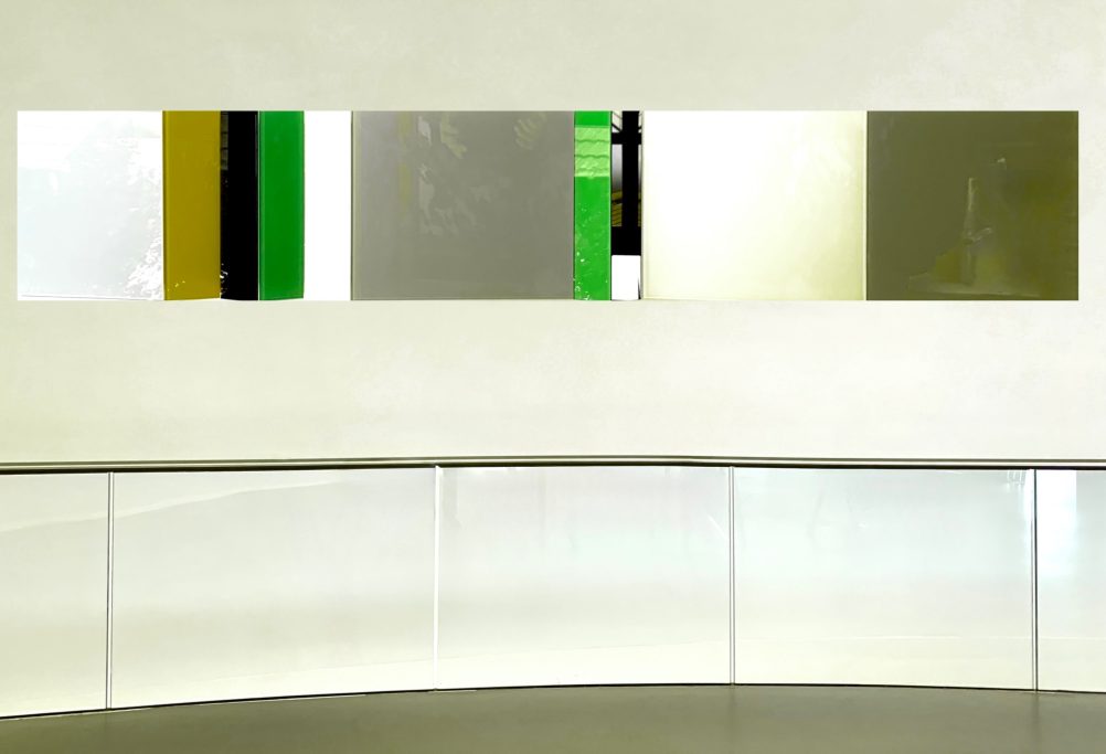 Abstrakte Wandinstallation mit rechteckigen Glas- und Farbflächen in Weiß, Grün, Grau und Gelb.